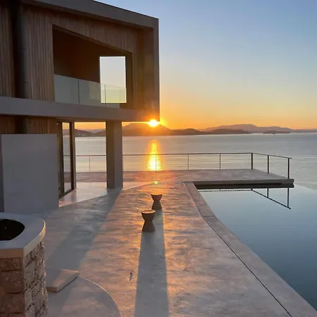 Луксозна вила Odissos - Private Paradise With 2 Infinity Pools & Sea Access Сивота